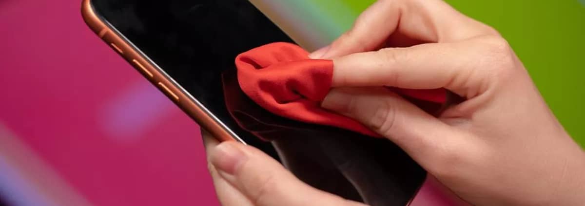 Como limpar o celular Xiaomi sem riscar a tela - Akira